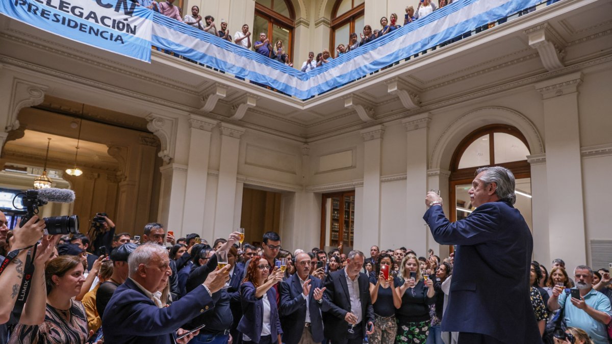 Alberto Fernández habla a trabajadores de la Casa Rosada y a los periodistas acreditados en sede de Gobierno a pocos días de dejar su mandato, este miércoles 6 de diciembre de 2023.