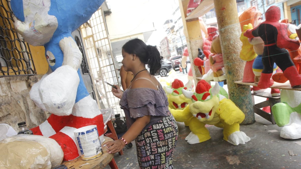 En la tradicional calle 6 de Marzo, varios artesanos están terminado de pintar algunos muñecos para ponerlos en venta.