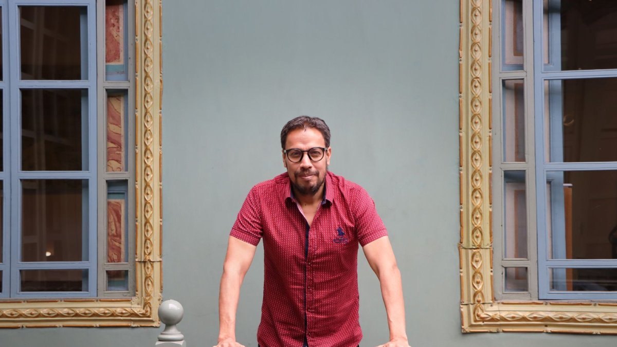 Hernán Pacuruco, director de la Bienal de Cuenca, invitó al evento de inauguración que se llevará a cabo mañana en la plaza del Otorongo.