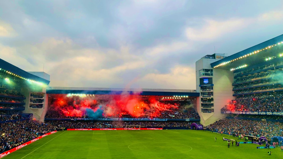 En la última fecha los hinchas de Emelec volvieron a encender bengalas en el Capwell