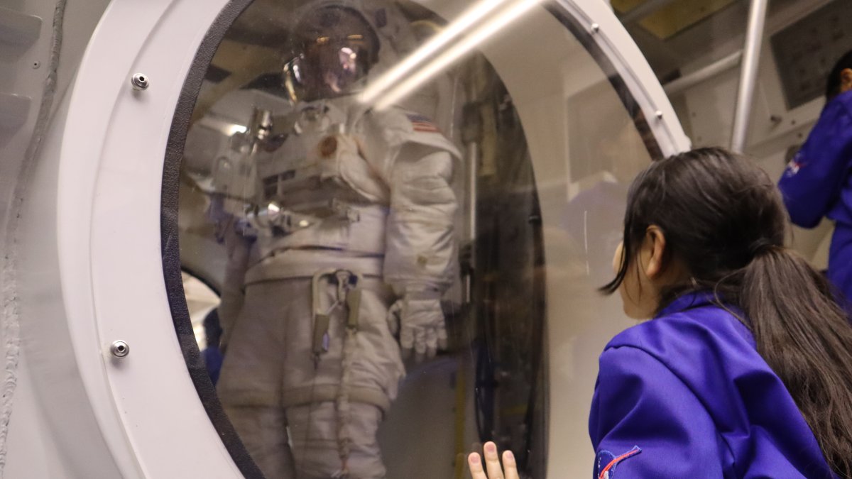 Estas adolescentes fueron seleccionadas por su excelencia académica, su interés en la ciencia y tecnología, y su situación de vulnerabilidad