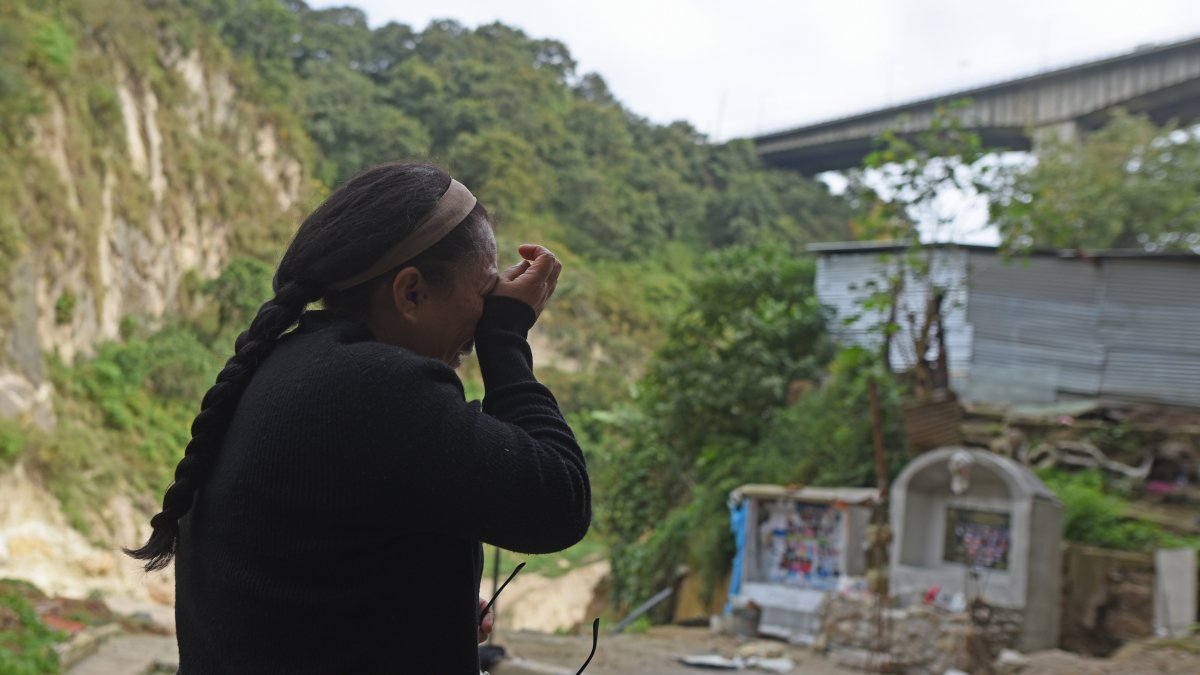 Tumba. Patricia Flores recuerda a los vecinos que fallecieron en un deslave el pasado 25 de septiembre.