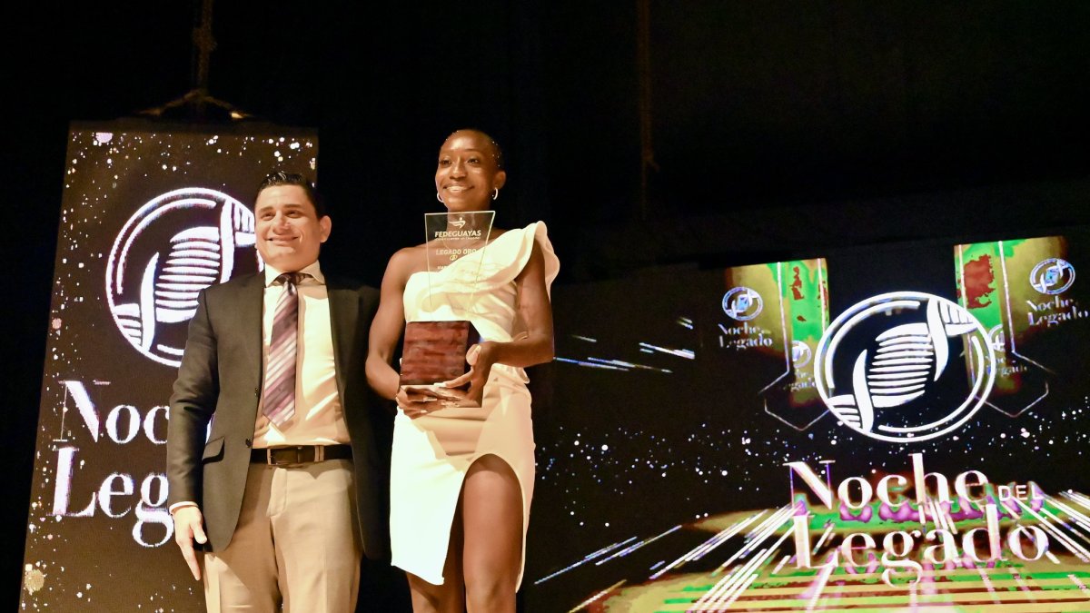 Kiara recibió el Legado de Oro de manos de Roberto Ibáñez, titular de Fedeguayas.