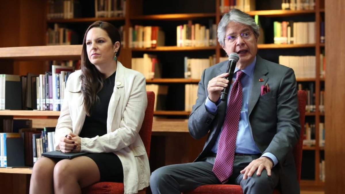 La extitular de la Senescyt, Andrea Montalvo, junto al expresidente del país, Guillermo Lasso, en un acto de  agosto de 2023.