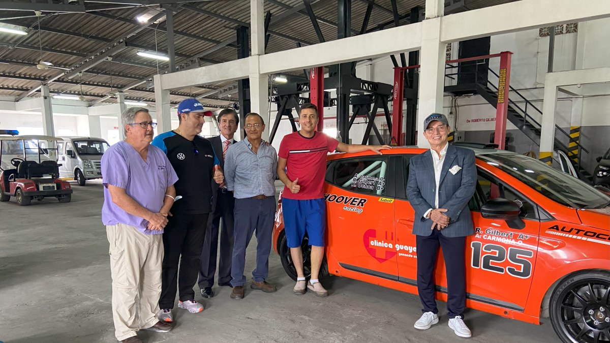 Gente del automovilismo que estará en la competencia a disputarse en Salinas. Roberto Gilbert organizador y Esteban Quirola corredor (izq).