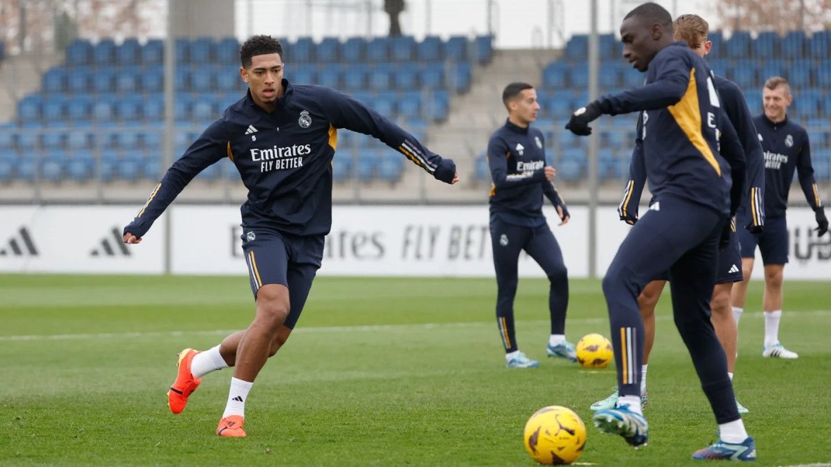 Jude Bellingham (i), se entrenó con normalidad tras superar una luxación en el hombro izquierdo y molestias en el tobillo.