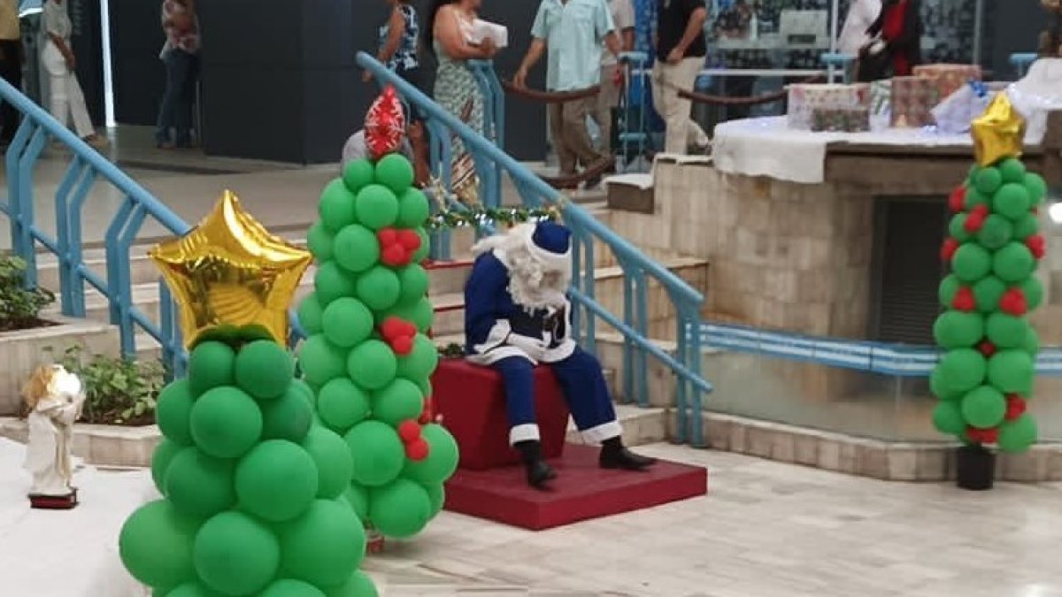 La presencia de Papá Noel en centros comerciales es tradicional en Navidad.