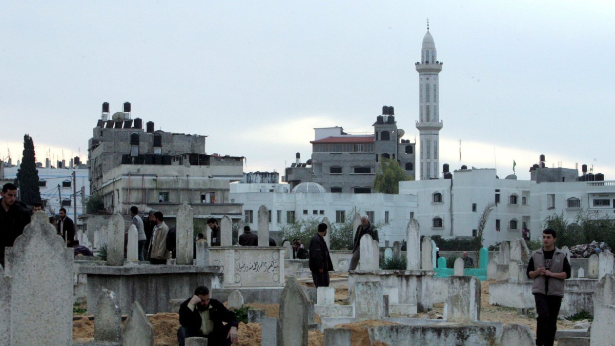 Gaza. Palestinos aparecen en cementerio de un campo de refugiados.