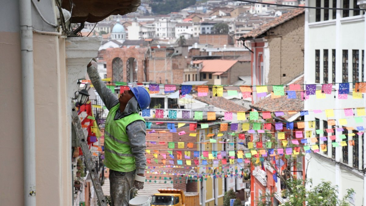 Entre los trabajos se están pintando las fachadas de las viviendas y locales. Se colocó iluminación en zonas de mayor afluencia de personas. Además del mejoramiento de aceras. 