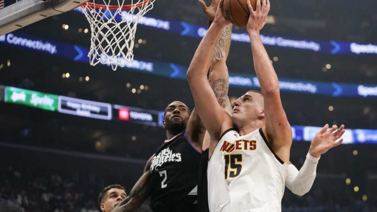 El serbio Nikola Jokic (15) consiguió su noveno triple doble en 2023
