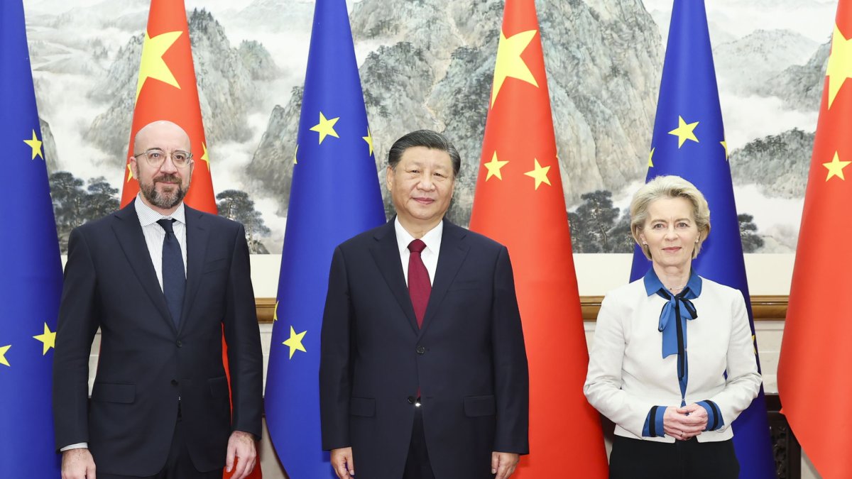 El presidente chino, Xi Jinping (C), la presidenta de la Comisión Europea, Ursula von der Leyen (D) y el presidente del Consejo Europeo, Charles Michel (I).