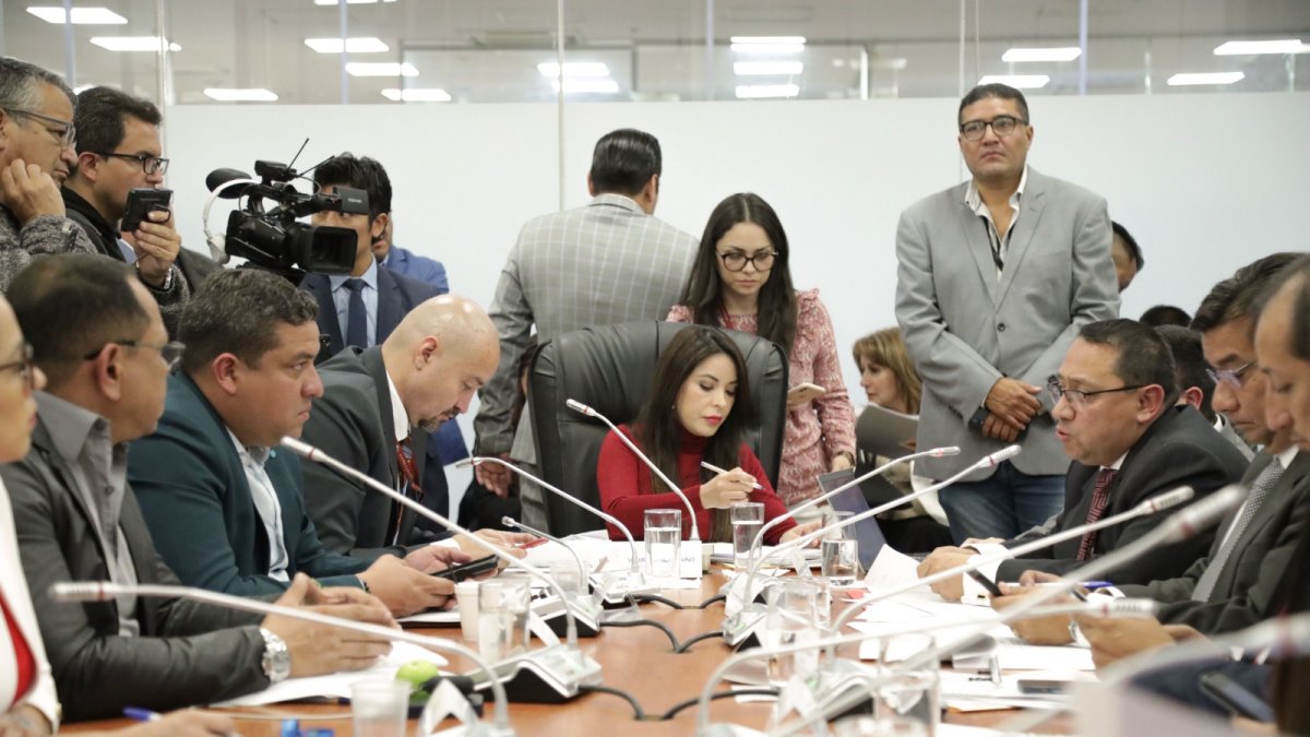 Estado. A la Comisión de Fiscalización van llegando, de a poco, documentos de los juicios represados.