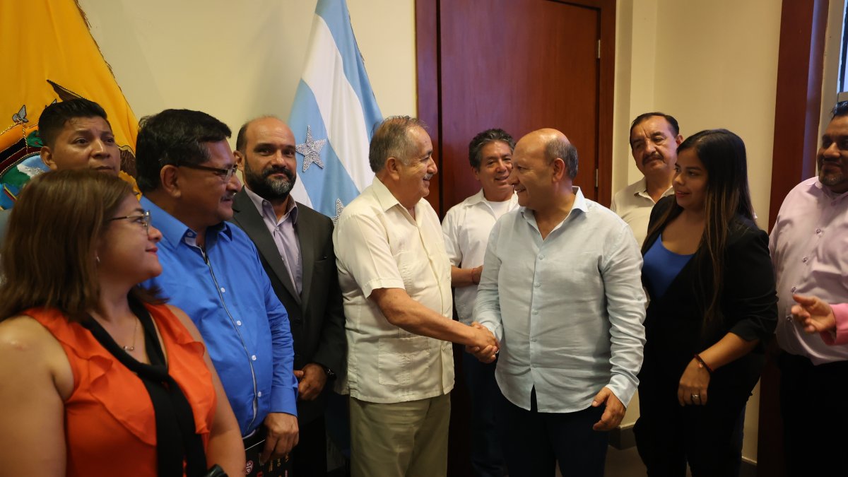 Cita. El gobernador del Guayas, Alfredo Molina, se reunió con los líderes del transporte pesado.