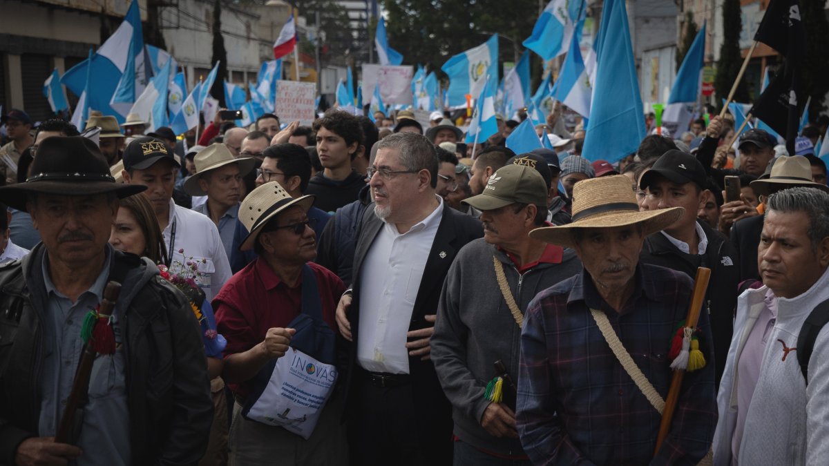 El presidente electo, Bernardo Arévalo de León, acompañado de simpatizantes y dirigentes políticos e indígenas, participa en una marcha este jueves 7 de diciembre de 2023, en Ciudad de Guatemala.