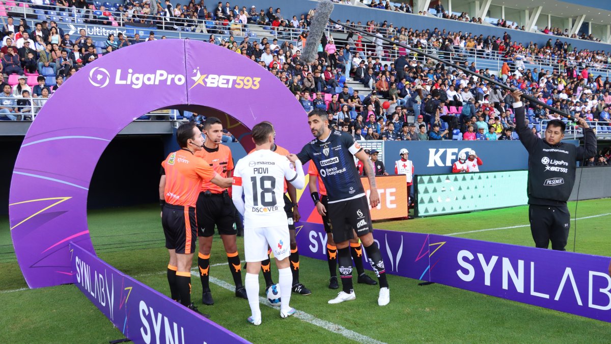 En la primera final, Liga de Quito va de blanco e Independiente del Valle de negriazul.