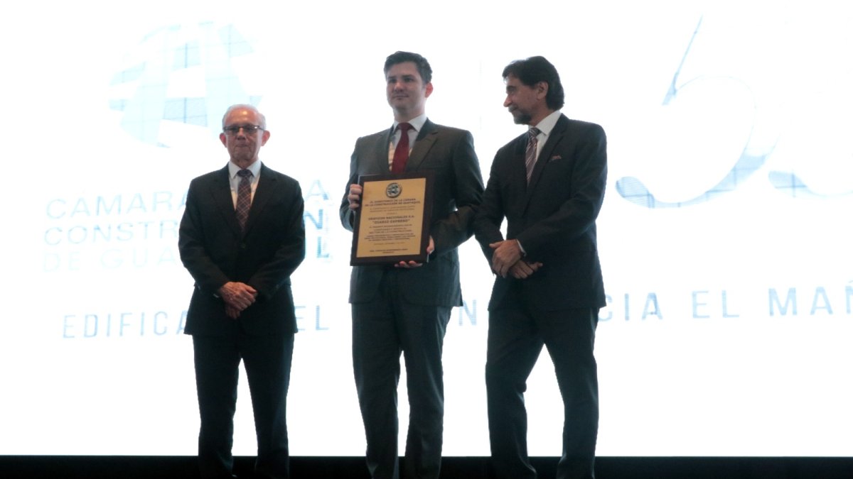 Carlos Alfonso Martínez Bruno, gerente financiero en Gráficos Nacionales S. A. recibió el reconocimiento.