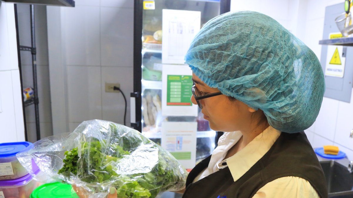 Agentes de Arcsa revisando alimentos de local clausurado.