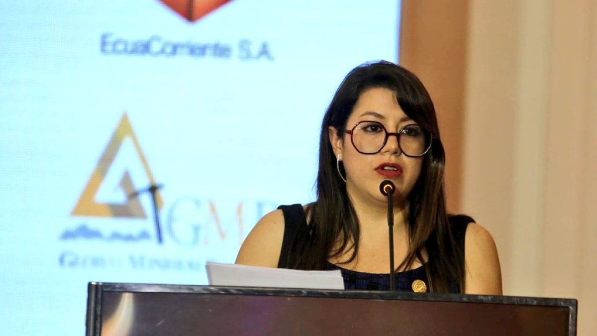 Referencia. La ministra Andrea Arrobo durante una ponencia sobre la minería responsable y su impacto ambiental.