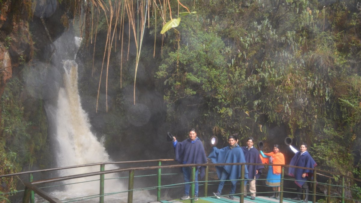 El sendero a las cascadas ceremoniales lo llevan a dos caídas de agua, la màs grande es de 10 metros.