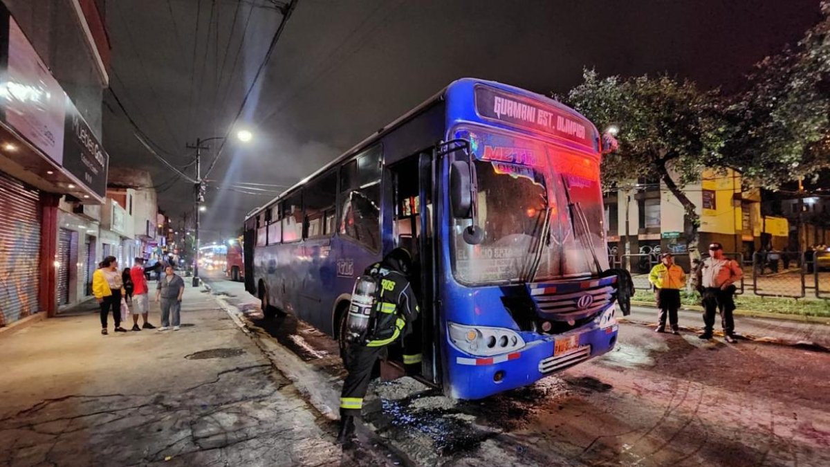 Suceso. Este bus se quemó y la causa sería por una falla en el motor.