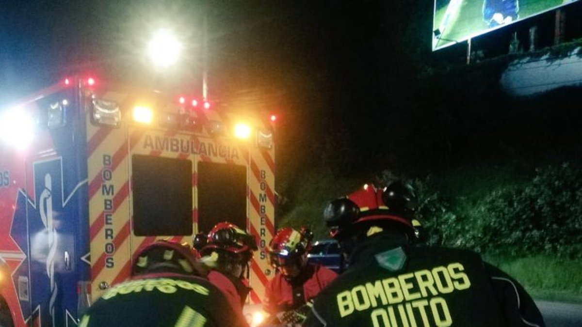 Bomberos. Un choque entre dos autos dejó a una persona muerta en la avenida Simón Bolívar.