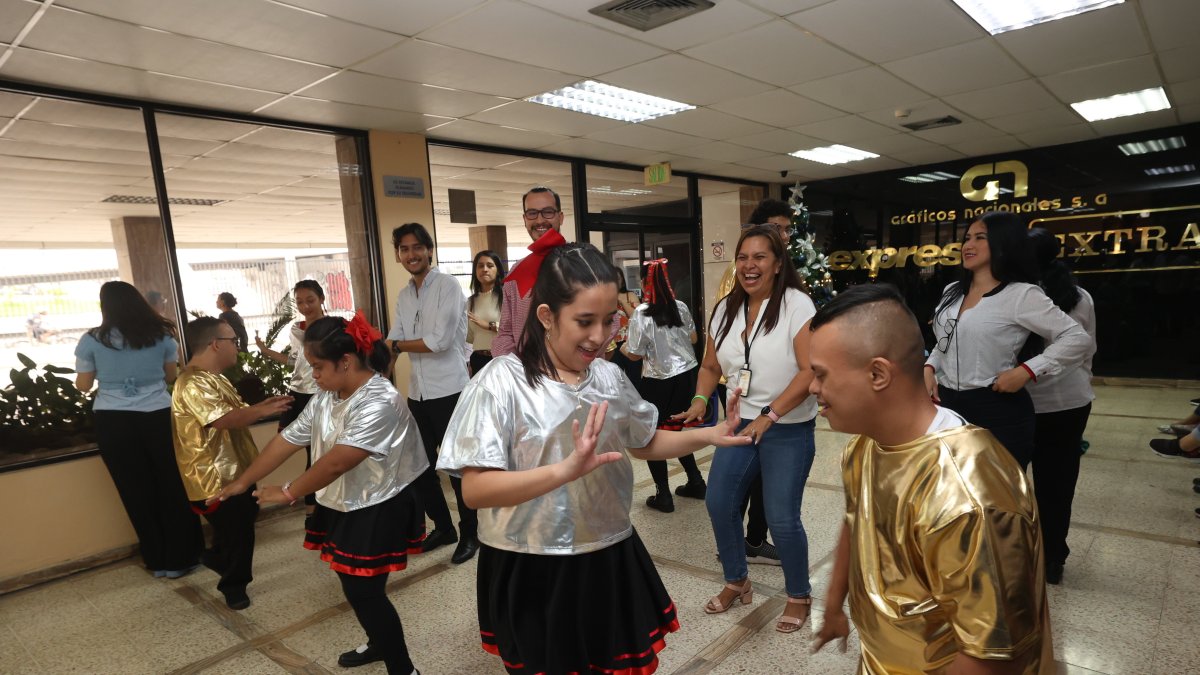 Los alumnos de Fasinarm, como se observa en la imagen, fueron las estrellas de los bailes. Ellos guiaron el show en el que participó también personal de Granasa.