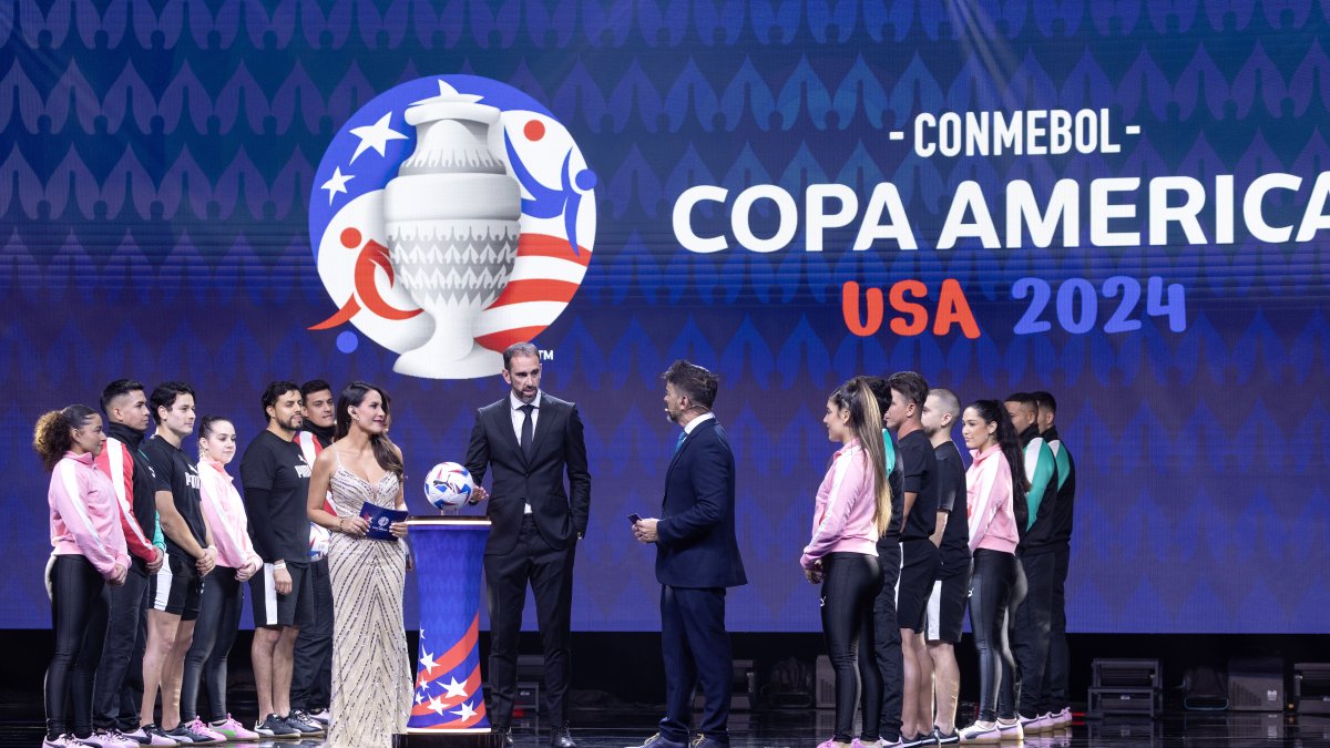 El uruguayo Diego Godín (centro) en la presentación y sorteo de la Copa América.