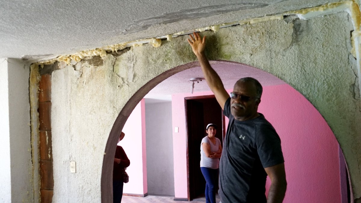 El Municipio colocó esponjas entre las grietas para mitigar algún riesgo de colapso.