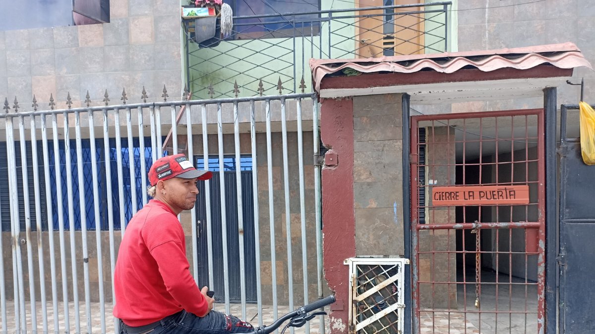 Lizmary Peroza, sonríe porque se cansó de llorar. El viernes se regresó para Venezuela, porque fue desalojado de su departamento en Pelileo.