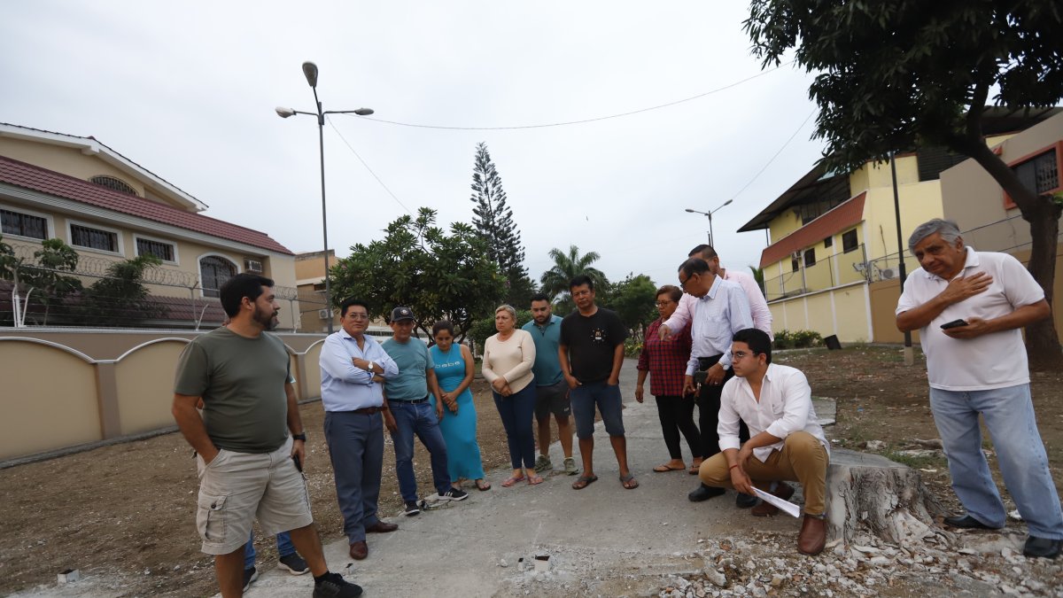 Consecuencia. De las rejas solo quedaron las vigas cortadas sobre las que estaban instaladas.
