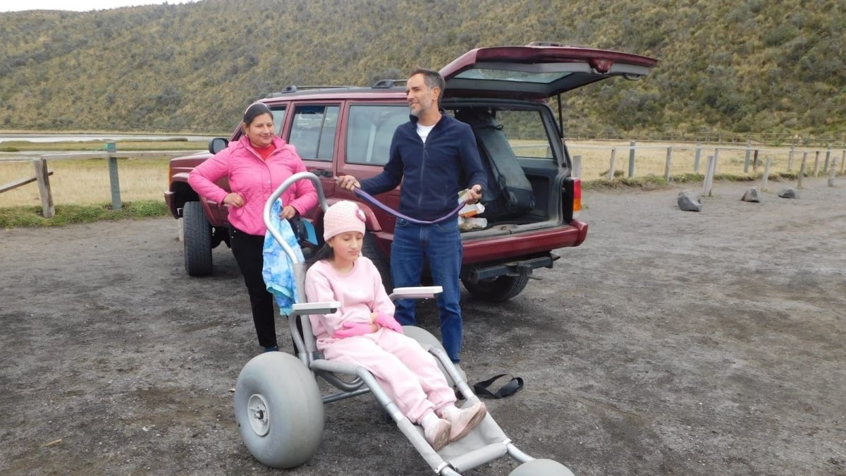 Líder. Roberto Molina alista la silla de ruedas a todoterreno en el Parque Nacional Cotopaxi.