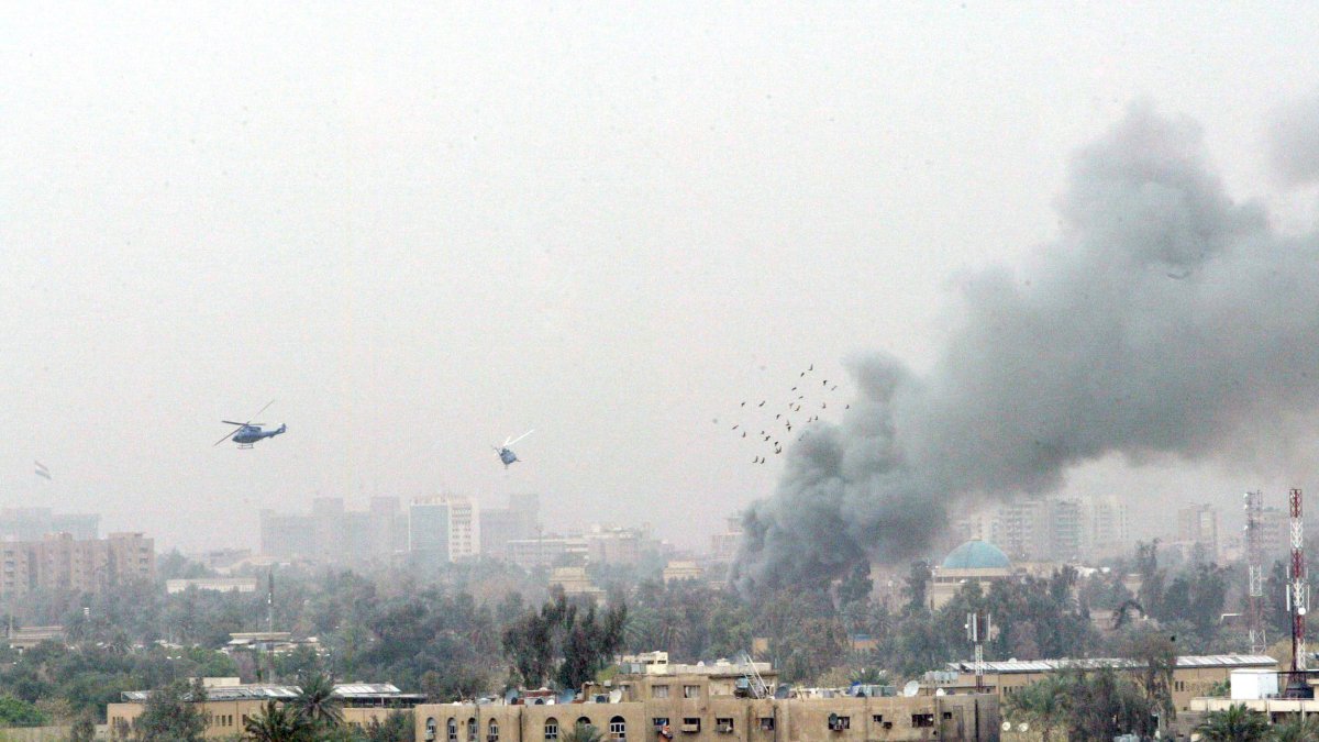 En la imagen se observa un ataque contra la fortificada Zona Verde de Bagdad.
