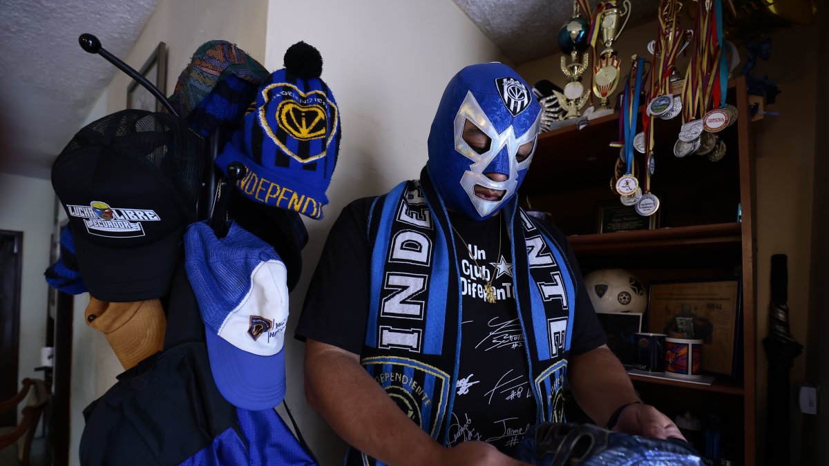 Édgar Calderón es uno de los hinchas más representativos de Independiente del Valle.