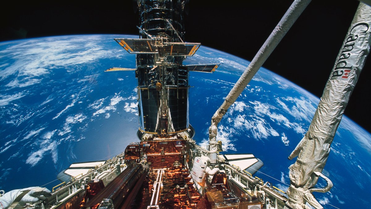 El astronauta F. Story Musgrave durante el despliegue de paneles solares en el telescopio espacial Hubble.