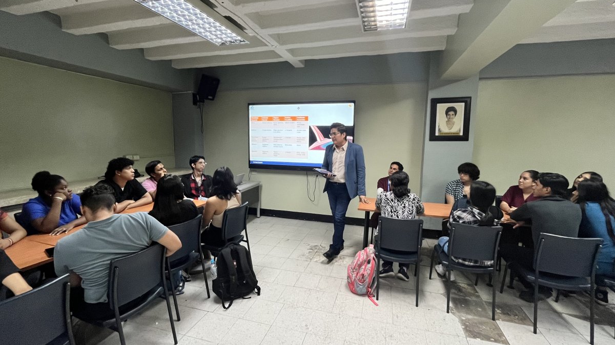 Catedráticos. La Universidad de Guayaquil cuenta con 2.300 profesores para las 56 carreras que oferta.