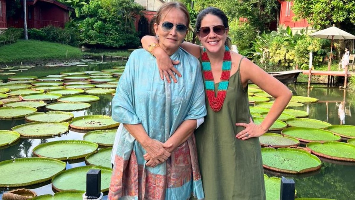 Denisse Molina con su madre.