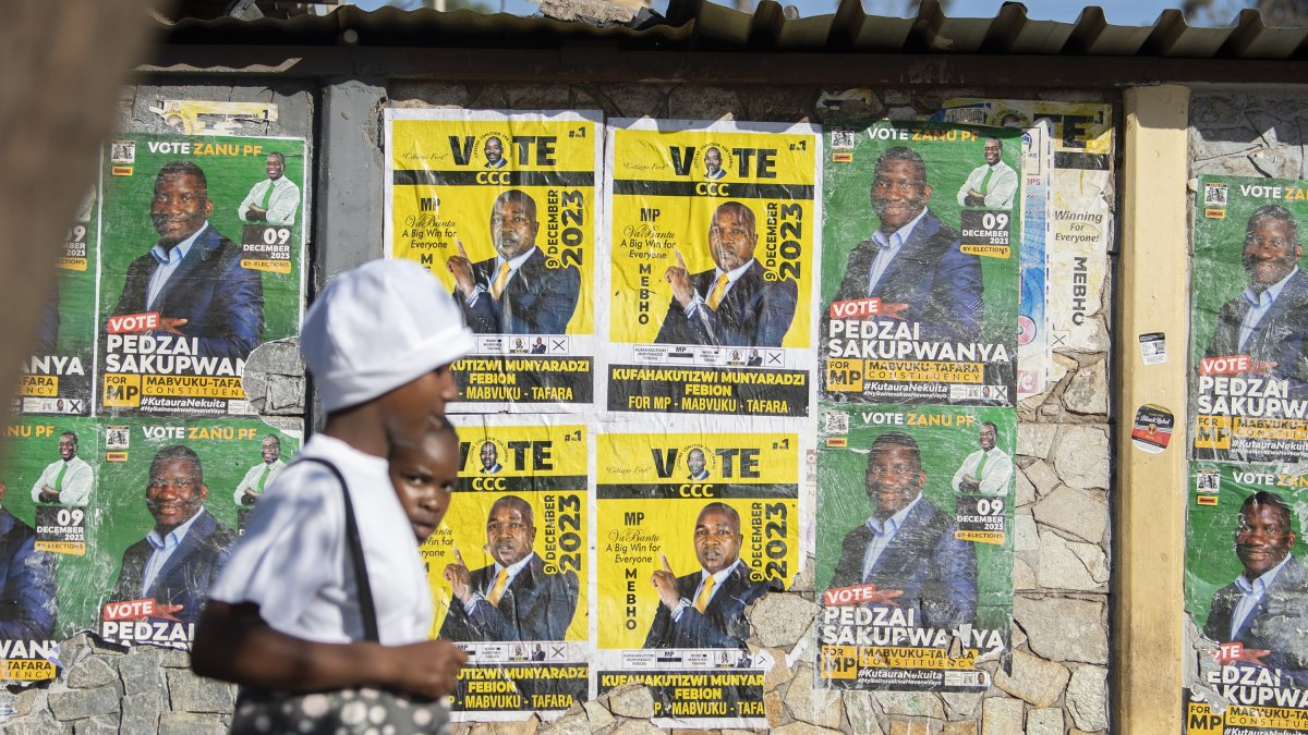 Los carteles de campaña electoral de candidatos.