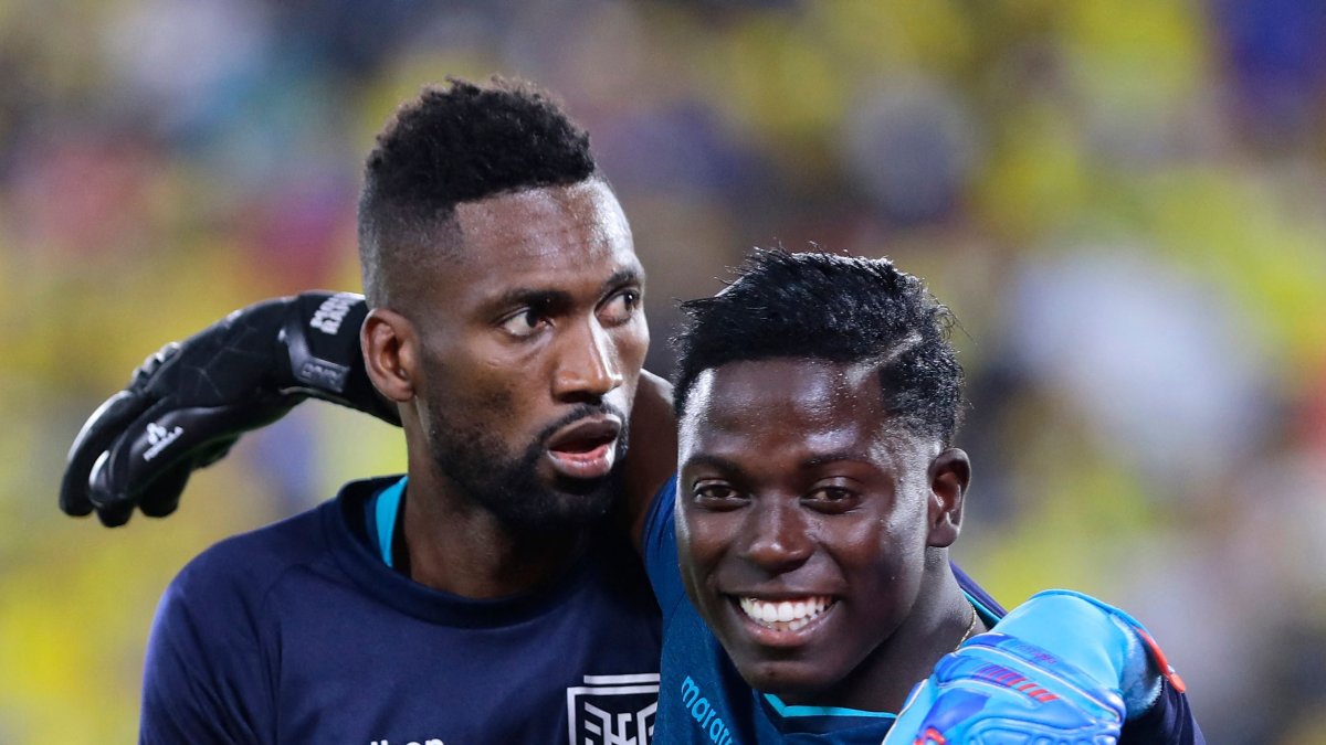 Los porteros, Alexander Domínguez (izq) y Moisés Ramírez (der) comparten el La Tri