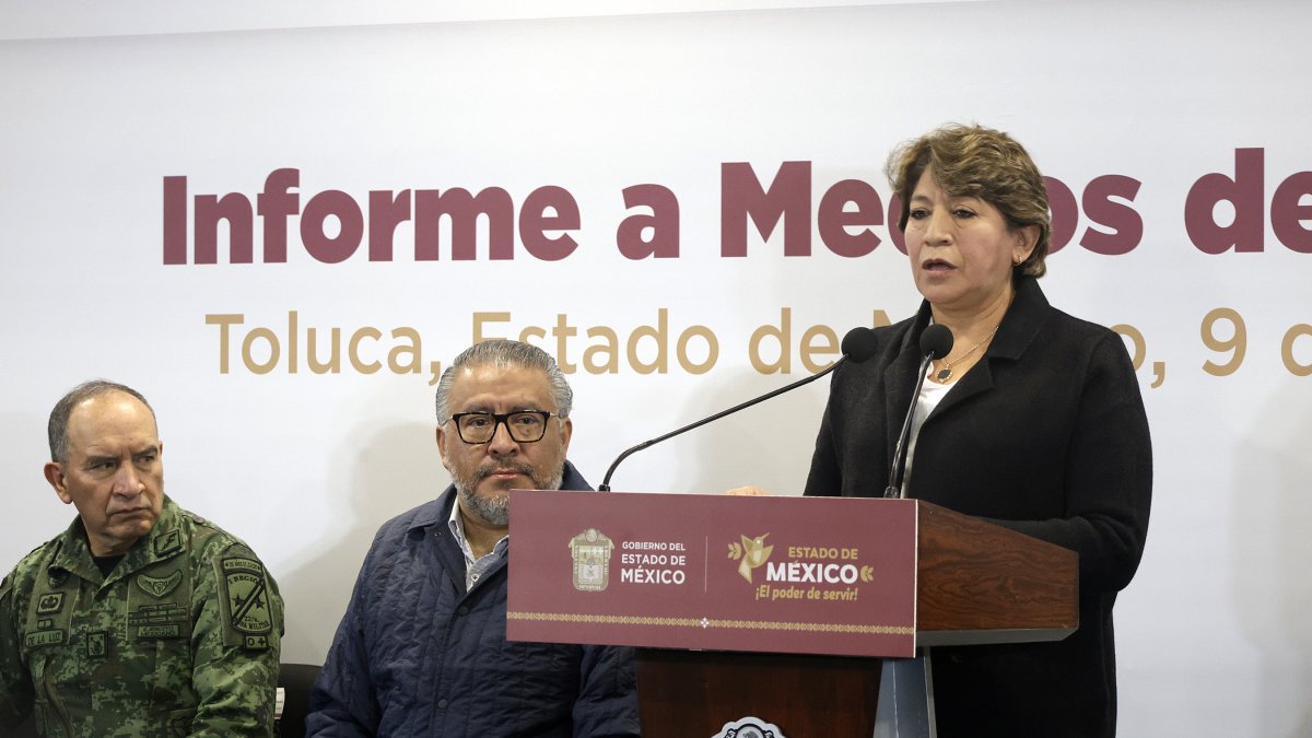 La gobernadora estatal, Delfina Gómez (d), habla durante una conferencia de prensa, en la Secretaria de Seguridad de la ciudad de Toluca, Estado de México (México).