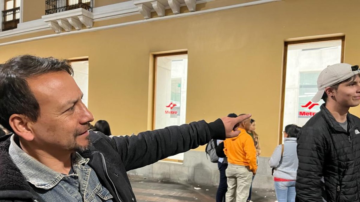 Centro. Un grupo de pasajeros se quejan por la falta de servicio, ya que la estación cerró antes de la hora anunciada.