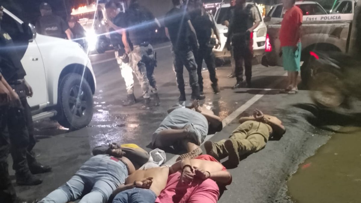 La banda fue detenida y los uniformados sometieron sus integrantes.