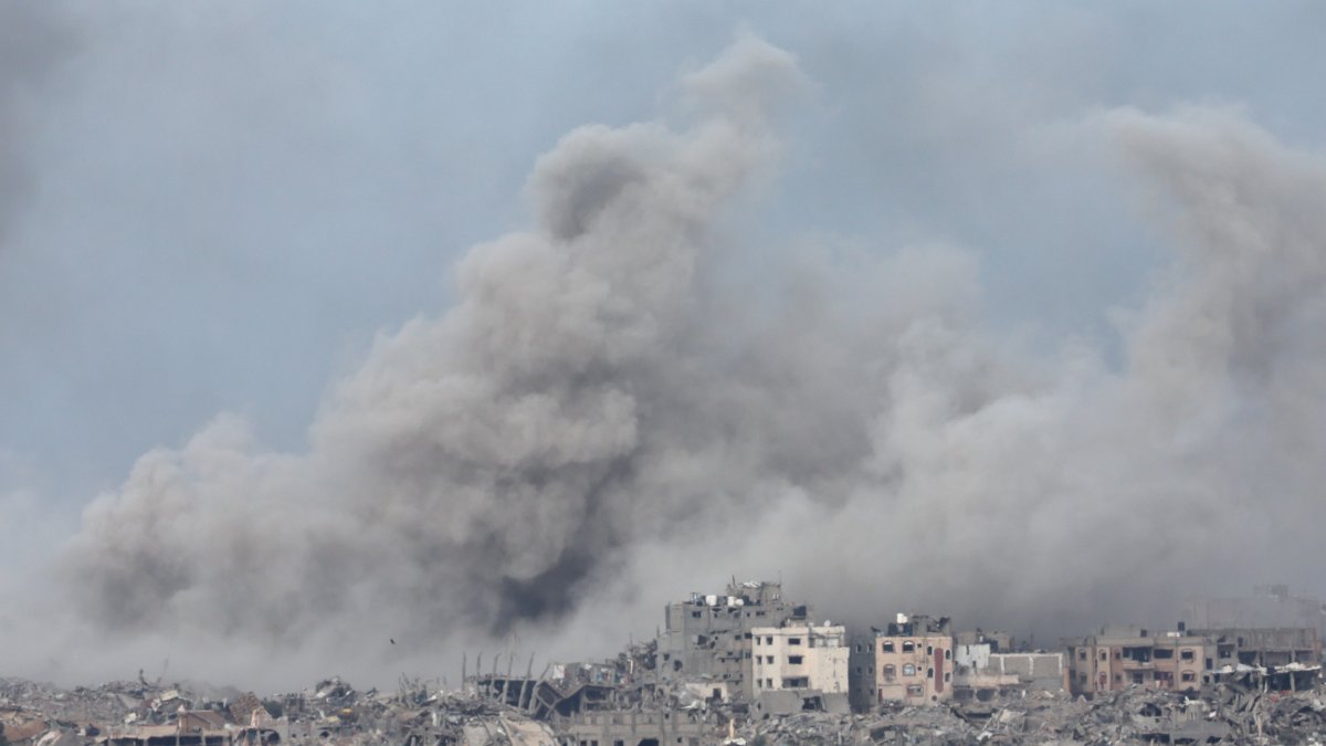 El humo se eleva tras un ataque aéreo israelí contra el distrito de al-Shuja'ia en Gaza, visto desde Nahal Oz, Israel, el 9 de diciembre de 2023.