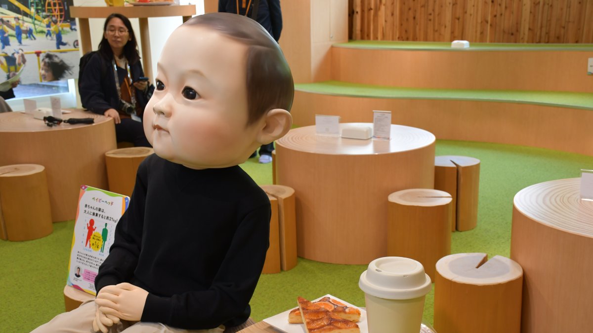 Tokio. Un café permite a sus usuarios experimentar lo que supone ser bebé por un día.