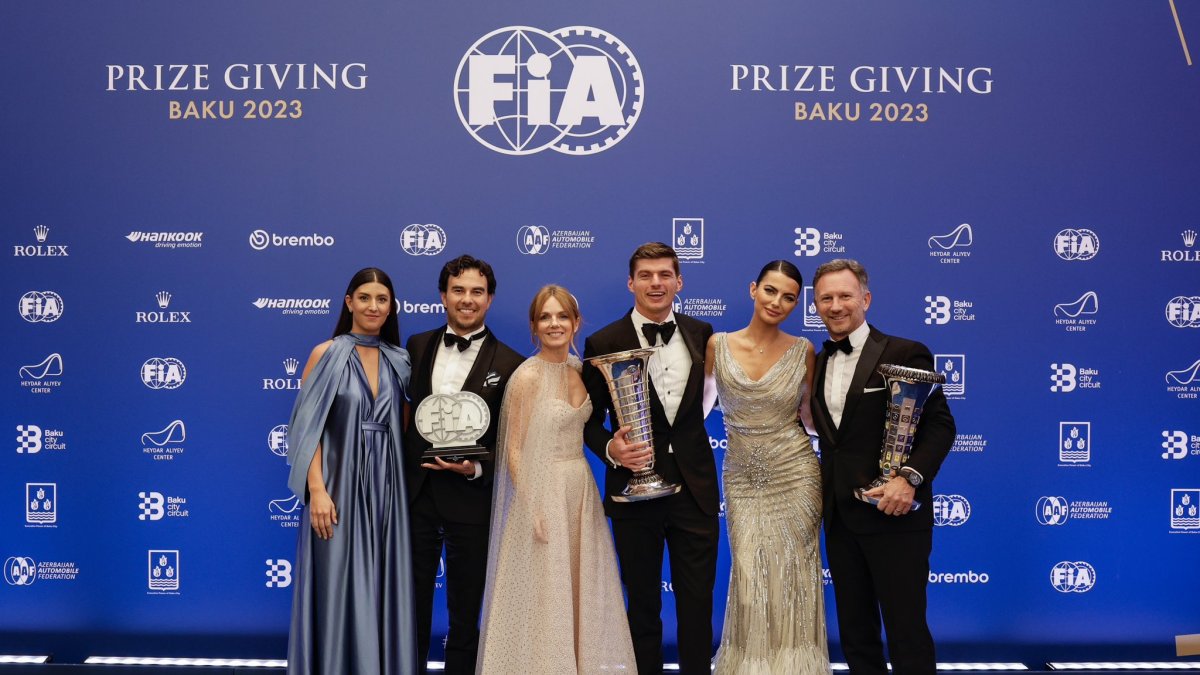 MadMax (c), campeón mundial; Checo Pérez (i), vicecampeón y Christian Horner, jefe de Red Bull, con sus parejas y todos los premios de la escudería este año.