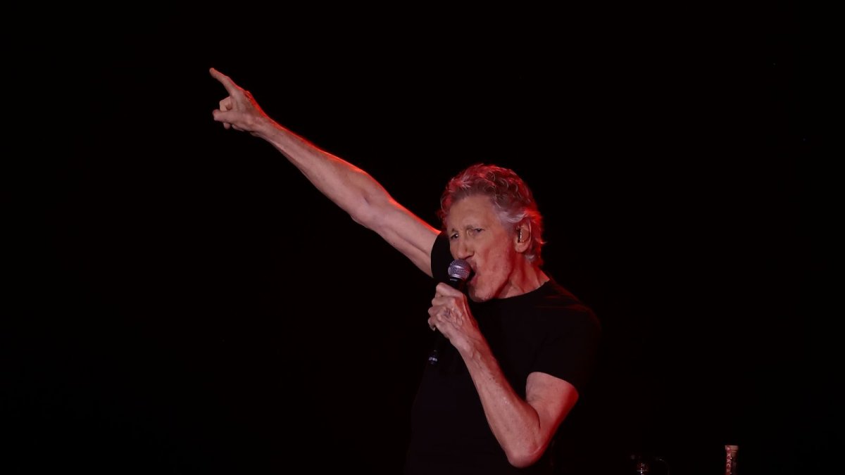 A las 21:15 se había iniciado el concierto con la emotiva 'Comfortably Numb', de Pink Floyd.