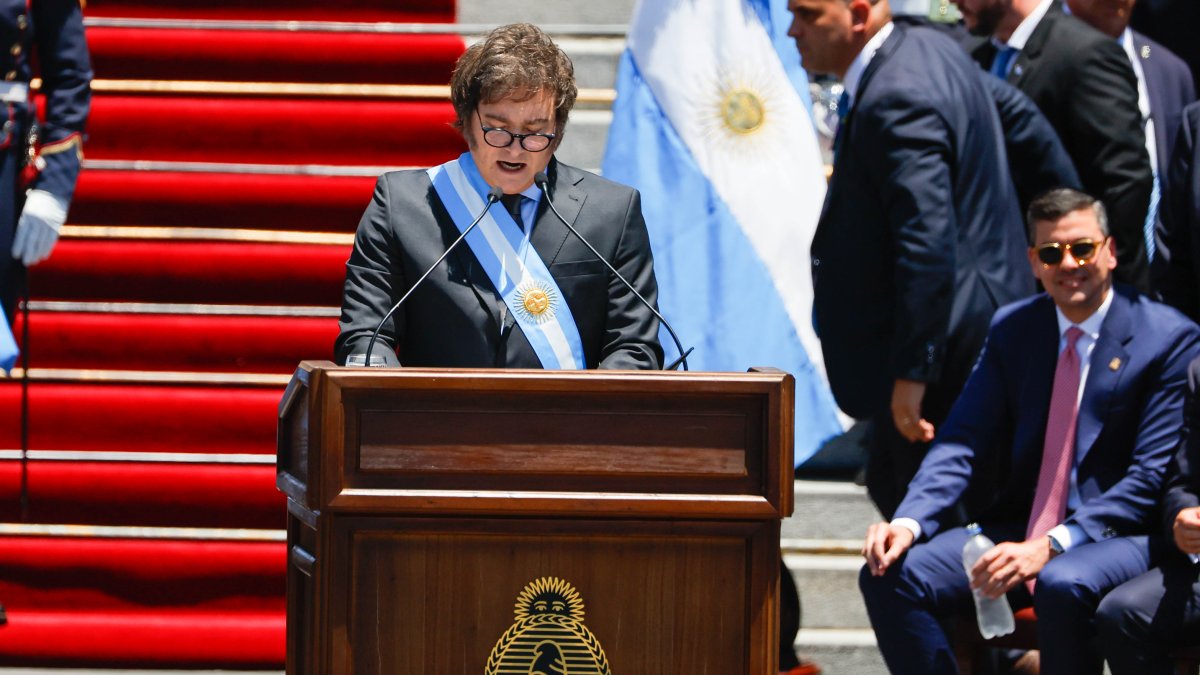 El presidente electo de Argentina, Javier Milei, habla desde el Congreso de la Nación luego de jurar como próximo jefe de Estado del país