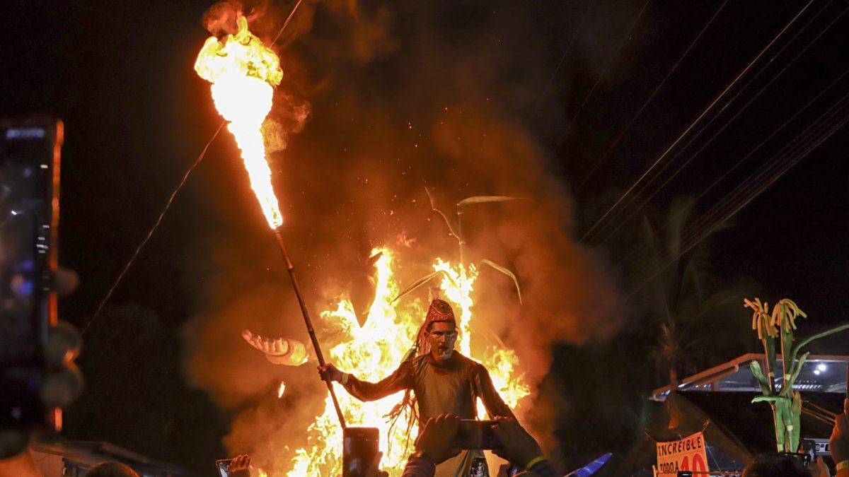 Turistas nacionales e internacionales participan en la celebración del Festival de las Chimeneas Gigantes.