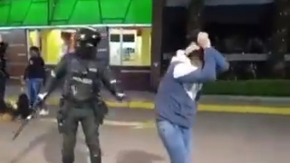 Acusan a los agentes policiales de violencia tras intento de desalojo de sitio