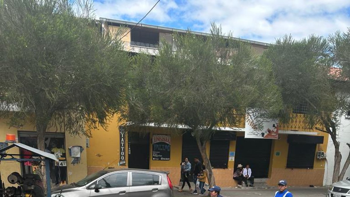 Tumbaco. Los obreros municipales limpiaron plazas calles desde 06:00.