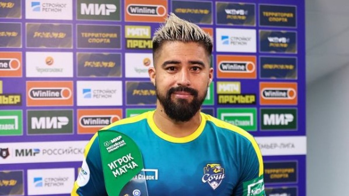 Cristian Noboa recibe el premio al jugador más destacado del partido